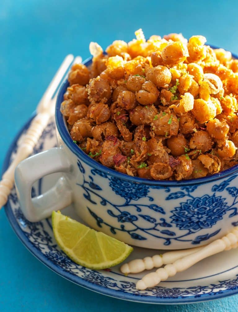 Spicy, fried chickpeas